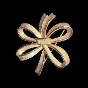 Vintage Trifari Gold Bow Brooch Signed, 24g Textured Ribbon Pin